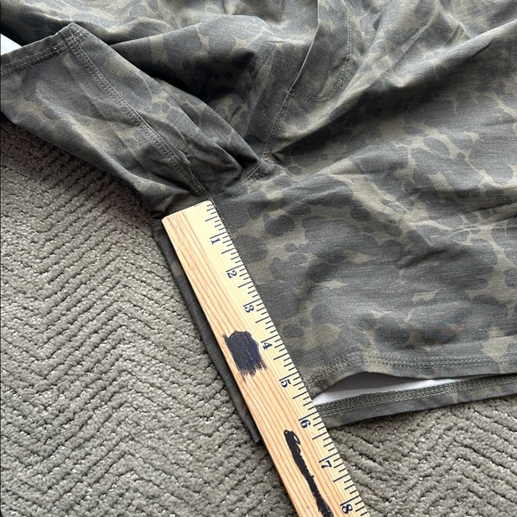 Vuori Men’s Camo Athletic Shorts Olive Green Size L Performance Lined - Picture 12 of 12
